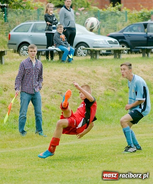 Zdjęcie w galerii na portalu naszraciborz.pl: Juniorzy Brzezia poszli w ślady swych starszych kolegów. Wywalczyli mistrzostwo ligi wiadomości z regionu