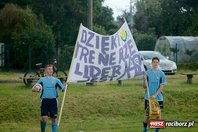 Zdjęcie w galerii na portalu naszraciborz.pl: Juniorzy Brzezia poszli w ślady swych starszych kolegów. Wywalczyli mistrzostwo ligi wiadomości z regionu