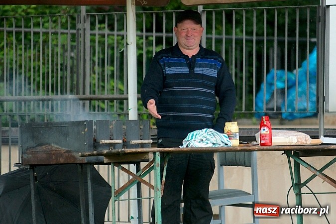 Zdjęcie w galerii na portalu naszraciborz.pl: Juniorzy Brzezia poszli w ślady swych starszych kolegów. Wywalczyli mistrzostwo ligi wiadomości z regionu