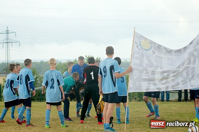 Zdjęcie w galerii na portalu naszraciborz.pl: Juniorzy Brzezia poszli w ślady swych starszych kolegów. Wywalczyli mistrzostwo ligi wiadomości z regionu