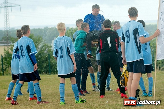 Zdjęcie w galerii na portalu naszraciborz.pl: Juniorzy Brzezia poszli w ślady swych starszych kolegów. Wywalczyli mistrzostwo ligi wiadomości z regionu