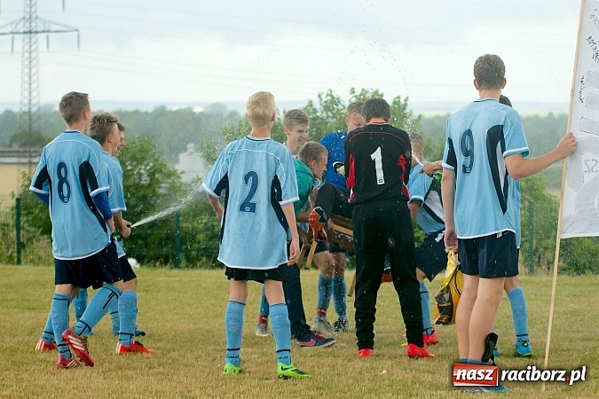 Zdjęcie w galerii na portalu naszraciborz.pl: Juniorzy Brzezia poszli w ślady swych starszych kolegów. Wywalczyli mistrzostwo ligi wiadomości z regionu