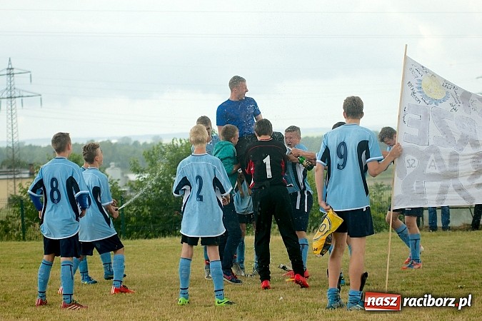 Zdjęcie w galerii na portalu naszraciborz.pl: Juniorzy Brzezia poszli w ślady swych starszych kolegów. Wywalczyli mistrzostwo ligi wiadomości z regionu