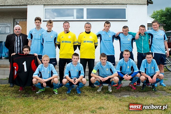 Zdjęcie w galerii na portalu naszraciborz.pl: Juniorzy Brzezia poszli w ślady swych starszych kolegów. Wywalczyli mistrzostwo ligi wiadomości z regionu