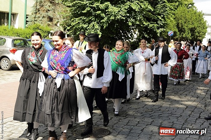 Zdjęcie w galerii na portalu naszraciborz.pl: Śląsk Kraina Wielu Kultur - przemarsz barwnego korowodu wiadomości z regionu