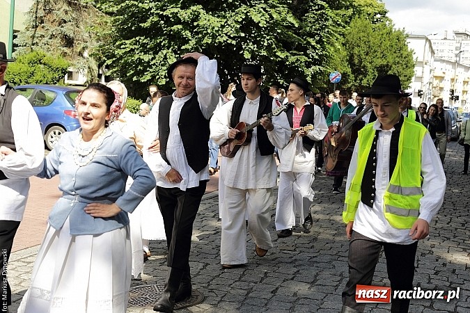 Zdjęcie w galerii na portalu naszraciborz.pl: Śląsk Kraina Wielu Kultur - przemarsz barwnego korowodu wiadomości z regionu