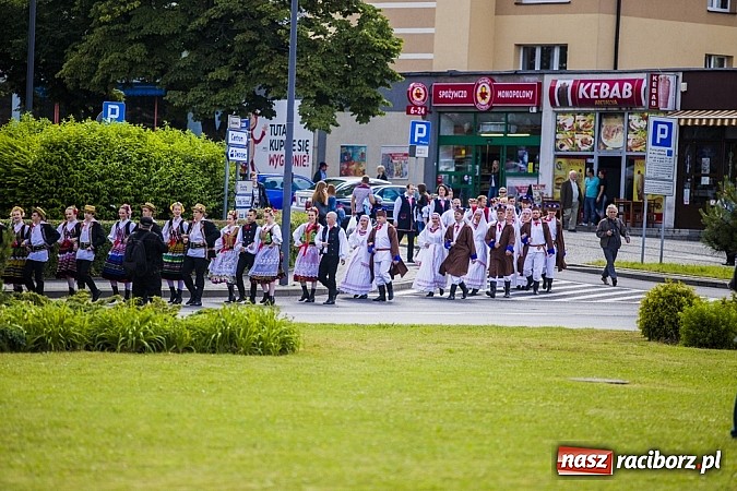 Zdjęcie w galerii na portalu naszraciborz.pl: Śląsk Kraina Wielu Kultur - przemarsz barwnego korowodu wiadomości z regionu