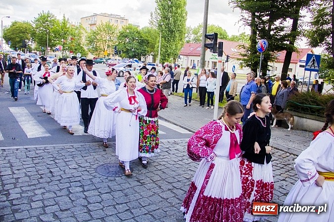 Zdjęcie w galerii na portalu naszraciborz.pl: Śląsk Kraina Wielu Kultur - przemarsz barwnego korowodu wiadomości z regionu