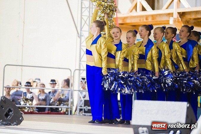 Zdjęcie w galerii na portalu naszraciborz.pl: Kolorowi tancerze wystąpili na dziedzińcu Zamku Piastowskiego wiadomości z regionu