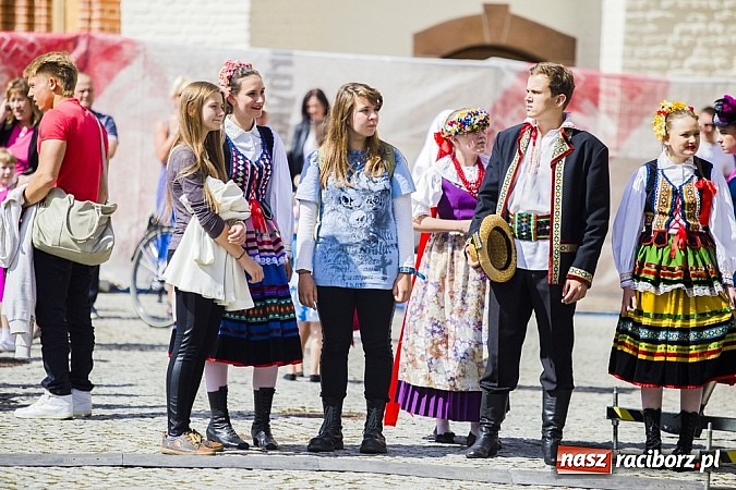 Zdjęcie w galerii na portalu naszraciborz.pl: Kolorowi tancerze wystąpili na dziedzińcu Zamku Piastowskiego wiadomości z regionu