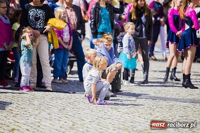 Zdjęcie w galerii na portalu naszraciborz.pl: Kolorowi tancerze wystąpili na dziedzińcu Zamku Piastowskiego wiadomości z regionu
