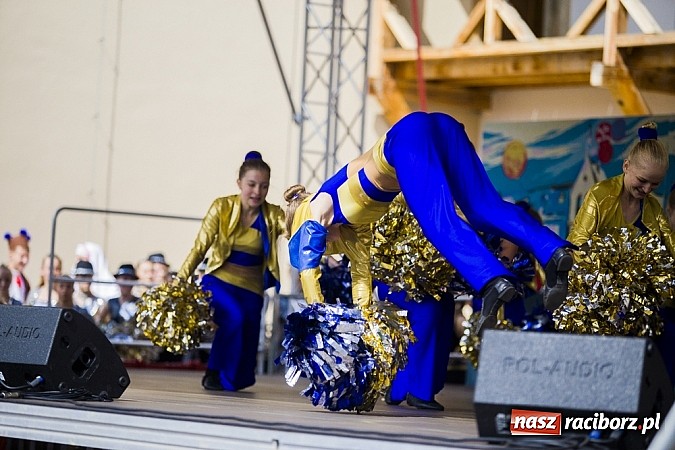 Zdjęcie w galerii na portalu naszraciborz.pl: Kolorowi tancerze wystąpili na dziedzińcu Zamku Piastowskiego wiadomości z regionu