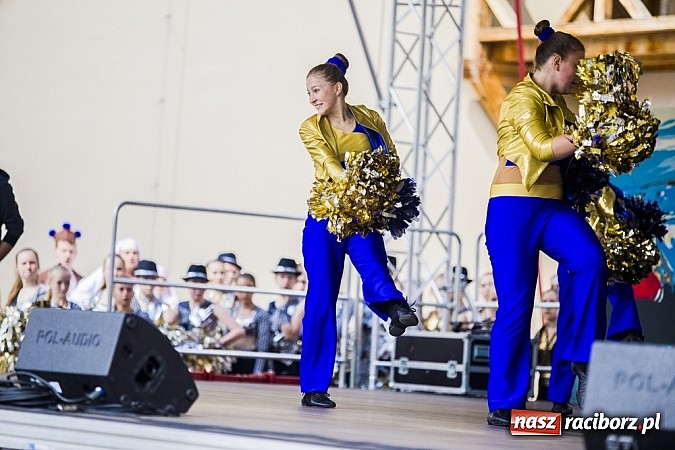Zdjęcie w galerii na portalu naszraciborz.pl: Kolorowi tancerze wystąpili na dziedzińcu Zamku Piastowskiego wiadomości z regionu