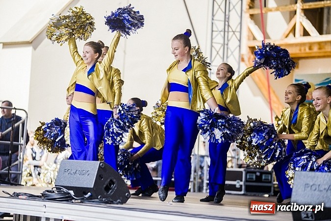 Zdjęcie w galerii na portalu naszraciborz.pl: Kolorowi tancerze wystąpili na dziedzińcu Zamku Piastowskiego wiadomości z regionu
