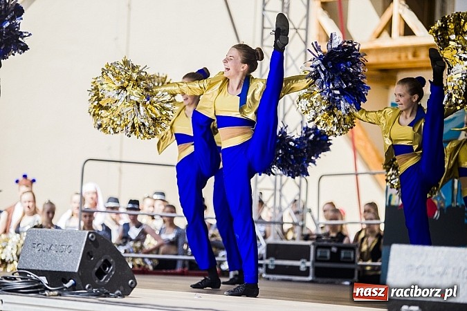 Zdjęcie w galerii na portalu naszraciborz.pl: Kolorowi tancerze wystąpili na dziedzińcu Zamku Piastowskiego wiadomości z regionu