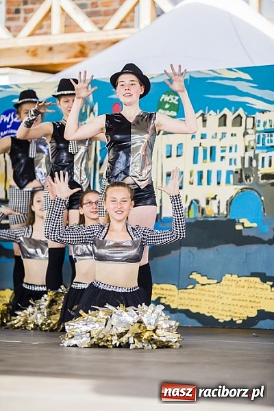 Zdjęcie w galerii na portalu naszraciborz.pl: Kolorowi tancerze wystąpili na dziedzińcu Zamku Piastowskiego wiadomości z regionu