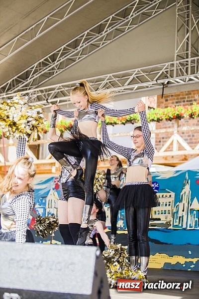 Zdjęcie w galerii na portalu naszraciborz.pl: Kolorowi tancerze wystąpili na dziedzińcu Zamku Piastowskiego wiadomości z regionu