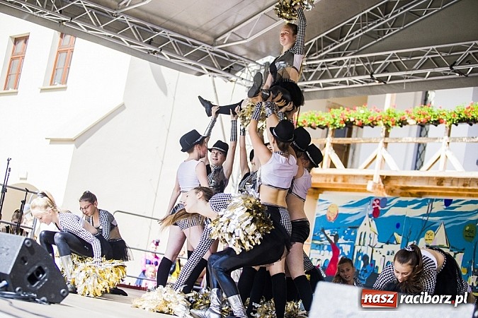 Zdjęcie w galerii na portalu naszraciborz.pl: Kolorowi tancerze wystąpili na dziedzińcu Zamku Piastowskiego wiadomości z regionu