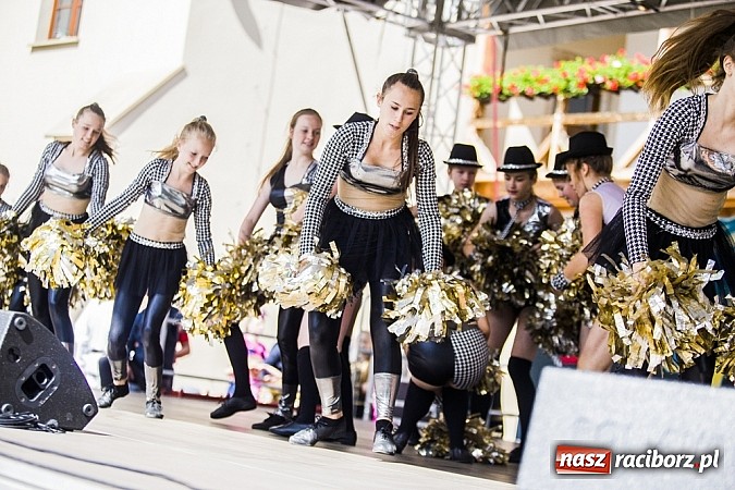 Zdjęcie w galerii na portalu naszraciborz.pl: Kolorowi tancerze wystąpili na dziedzińcu Zamku Piastowskiego wiadomości z regionu