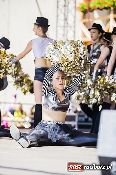 Zdjęcie w galerii na portalu naszraciborz.pl: Kolorowi tancerze wystąpili na dziedzińcu Zamku Piastowskiego wiadomości z regionu