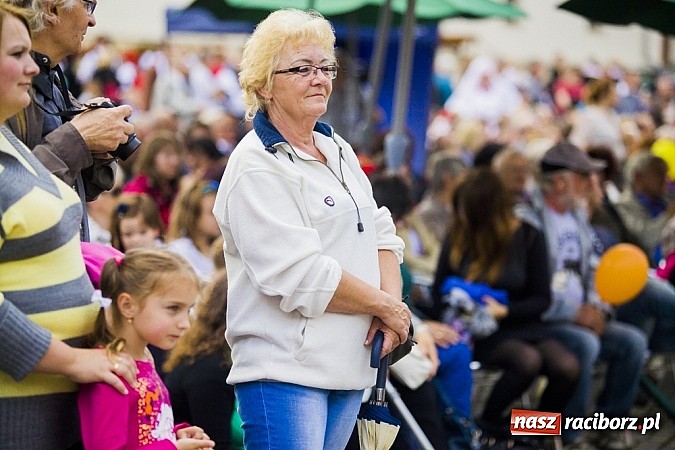 Zdjęcie w galerii na portalu naszraciborz.pl: Kolorowi tancerze wystąpili na dziedzińcu Zamku Piastowskiego wiadomości z regionu