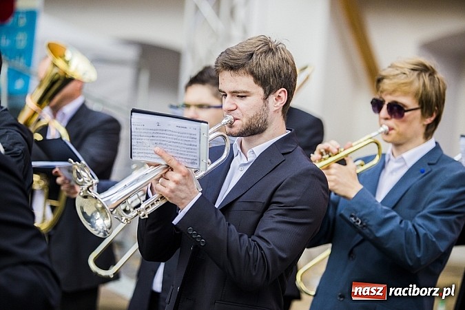Zdjęcie w galerii na portalu naszraciborz.pl: Kolorowi tancerze wystąpili na dziedzińcu Zamku Piastowskiego wiadomości z regionu