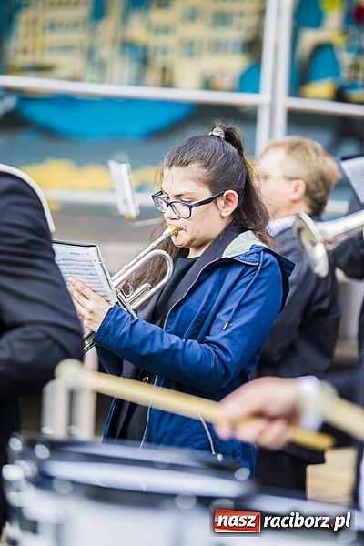 Zdjęcie w galerii na portalu naszraciborz.pl: Kolorowi tancerze wystąpili na dziedzińcu Zamku Piastowskiego wiadomości z regionu