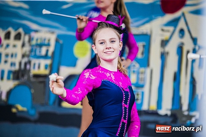 Zdjęcie w galerii na portalu naszraciborz.pl: Kolorowi tancerze wystąpili na dziedzińcu Zamku Piastowskiego wiadomości z regionu