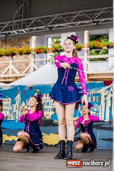 Zdjęcie w galerii na portalu naszraciborz.pl: Kolorowi tancerze wystąpili na dziedzińcu Zamku Piastowskiego wiadomości z regionu