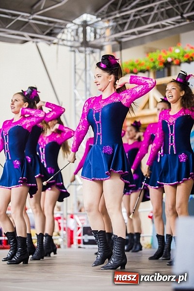 Zdjęcie w galerii na portalu naszraciborz.pl: Kolorowi tancerze wystąpili na dziedzińcu Zamku Piastowskiego wiadomości z regionu