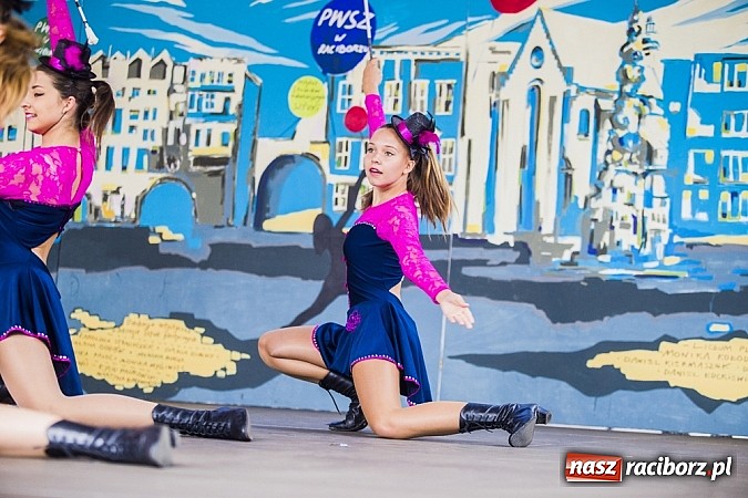 Zdjęcie w galerii na portalu naszraciborz.pl: Kolorowi tancerze wystąpili na dziedzińcu Zamku Piastowskiego wiadomości z regionu