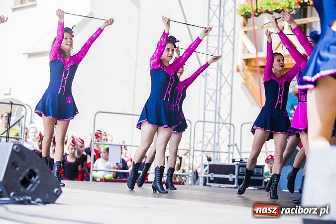 Zdjęcie w galerii na portalu naszraciborz.pl: Kolorowi tancerze wystąpili na dziedzińcu Zamku Piastowskiego wiadomości z regionu