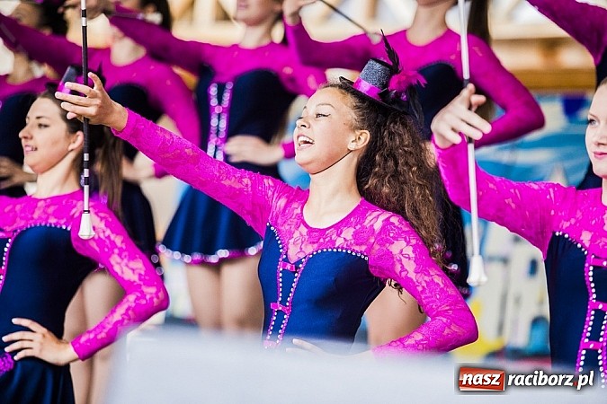 Zdjęcie w galerii na portalu naszraciborz.pl: Kolorowi tancerze wystąpili na dziedzińcu Zamku Piastowskiego wiadomości z regionu