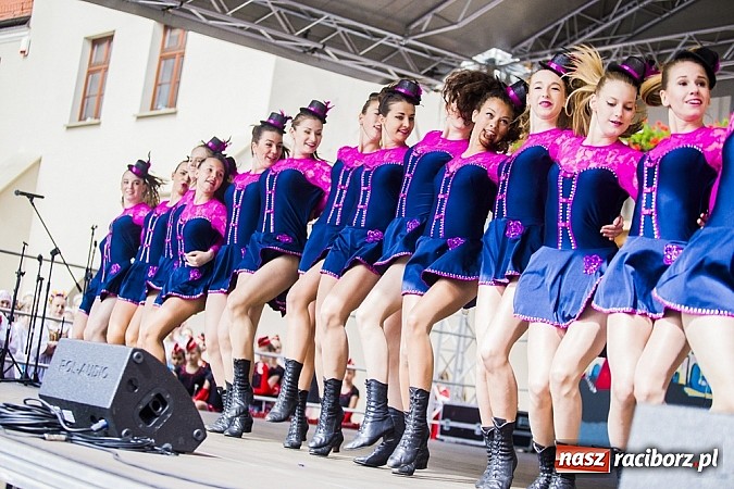 Zdjęcie w galerii na portalu naszraciborz.pl: Kolorowi tancerze wystąpili na dziedzińcu Zamku Piastowskiego wiadomości z regionu