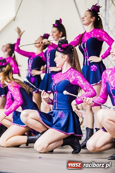 Zdjęcie w galerii na portalu naszraciborz.pl: Kolorowi tancerze wystąpili na dziedzińcu Zamku Piastowskiego wiadomości z regionu