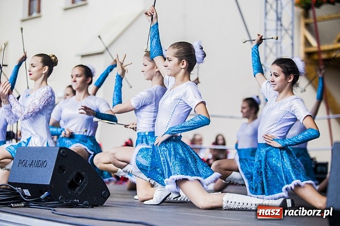 Zdjęcie w galerii na portalu naszraciborz.pl: Kolorowi tancerze wystąpili na dziedzińcu Zamku Piastowskiego wiadomości z regionu