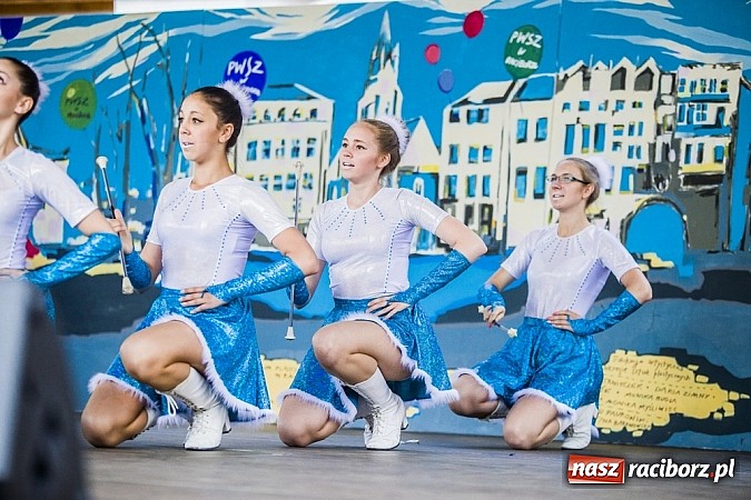 Zdjęcie w galerii na portalu naszraciborz.pl: Kolorowi tancerze wystąpili na dziedzińcu Zamku Piastowskiego wiadomości z regionu