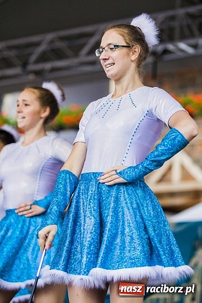 Zdjęcie w galerii na portalu naszraciborz.pl: Kolorowi tancerze wystąpili na dziedzińcu Zamku Piastowskiego wiadomości z regionu