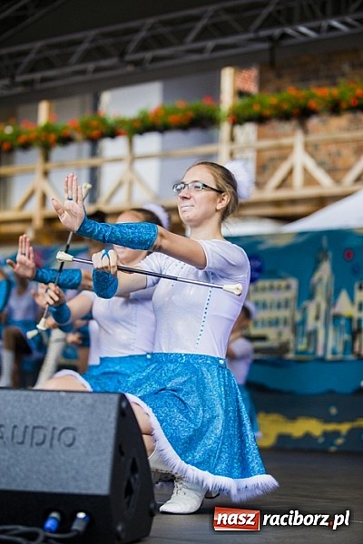 Zdjęcie w galerii na portalu naszraciborz.pl: Kolorowi tancerze wystąpili na dziedzińcu Zamku Piastowskiego wiadomości z regionu