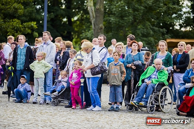Zdjęcie w galerii na portalu naszraciborz.pl: Kolorowi tancerze wystąpili na dziedzińcu Zamku Piastowskiego wiadomości z regionu