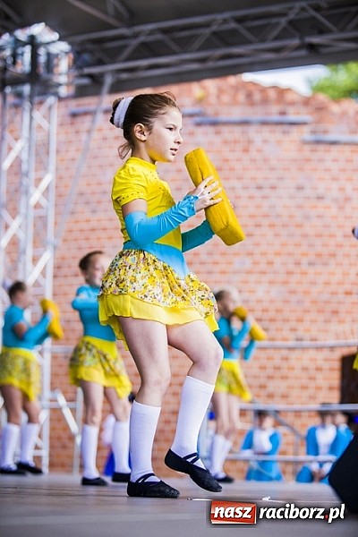 Zdjęcie w galerii na portalu naszraciborz.pl: Kolorowi tancerze wystąpili na dziedzińcu Zamku Piastowskiego wiadomości z regionu