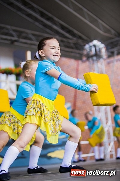 Zdjęcie w galerii na portalu naszraciborz.pl: Kolorowi tancerze wystąpili na dziedzińcu Zamku Piastowskiego wiadomości z regionu