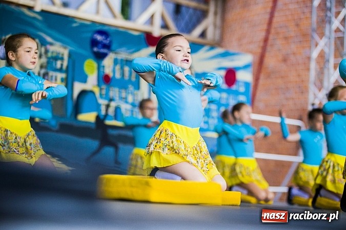 Zdjęcie w galerii na portalu naszraciborz.pl: Kolorowi tancerze wystąpili na dziedzińcu Zamku Piastowskiego wiadomości z regionu