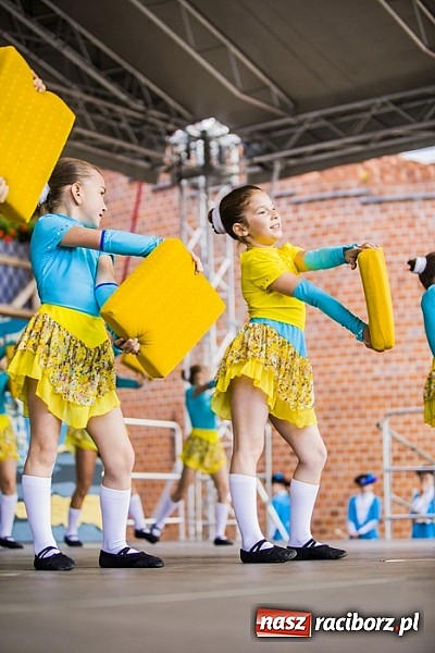 Zdjęcie w galerii na portalu naszraciborz.pl: Kolorowi tancerze wystąpili na dziedzińcu Zamku Piastowskiego wiadomości z regionu