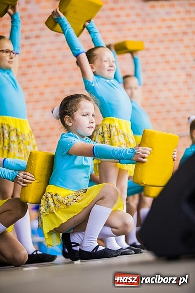 Zdjęcie w galerii na portalu naszraciborz.pl: Kolorowi tancerze wystąpili na dziedzińcu Zamku Piastowskiego wiadomości z regionu