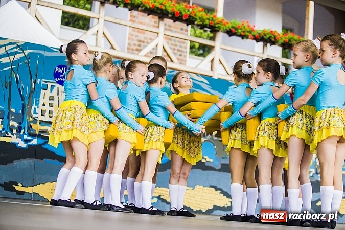 Zdjęcie w galerii na portalu naszraciborz.pl: Kolorowi tancerze wystąpili na dziedzińcu Zamku Piastowskiego wiadomości z regionu