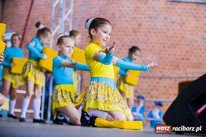 Zdjęcie w galerii na portalu naszraciborz.pl: Kolorowi tancerze wystąpili na dziedzińcu Zamku Piastowskiego wiadomości z regionu