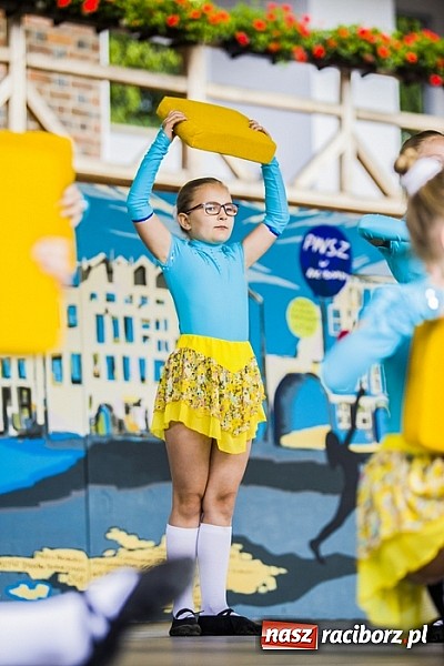 Zdjęcie w galerii na portalu naszraciborz.pl: Kolorowi tancerze wystąpili na dziedzińcu Zamku Piastowskiego wiadomości z regionu