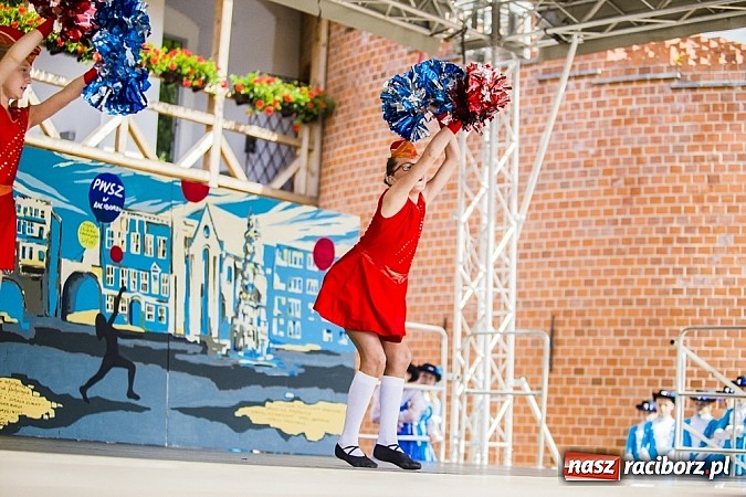 Zdjęcie w galerii na portalu naszraciborz.pl: Kolorowi tancerze wystąpili na dziedzińcu Zamku Piastowskiego wiadomości z regionu