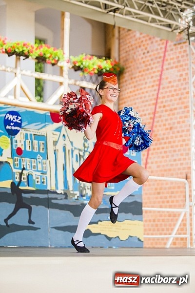 Zdjęcie w galerii na portalu naszraciborz.pl: Kolorowi tancerze wystąpili na dziedzińcu Zamku Piastowskiego wiadomości z regionu
